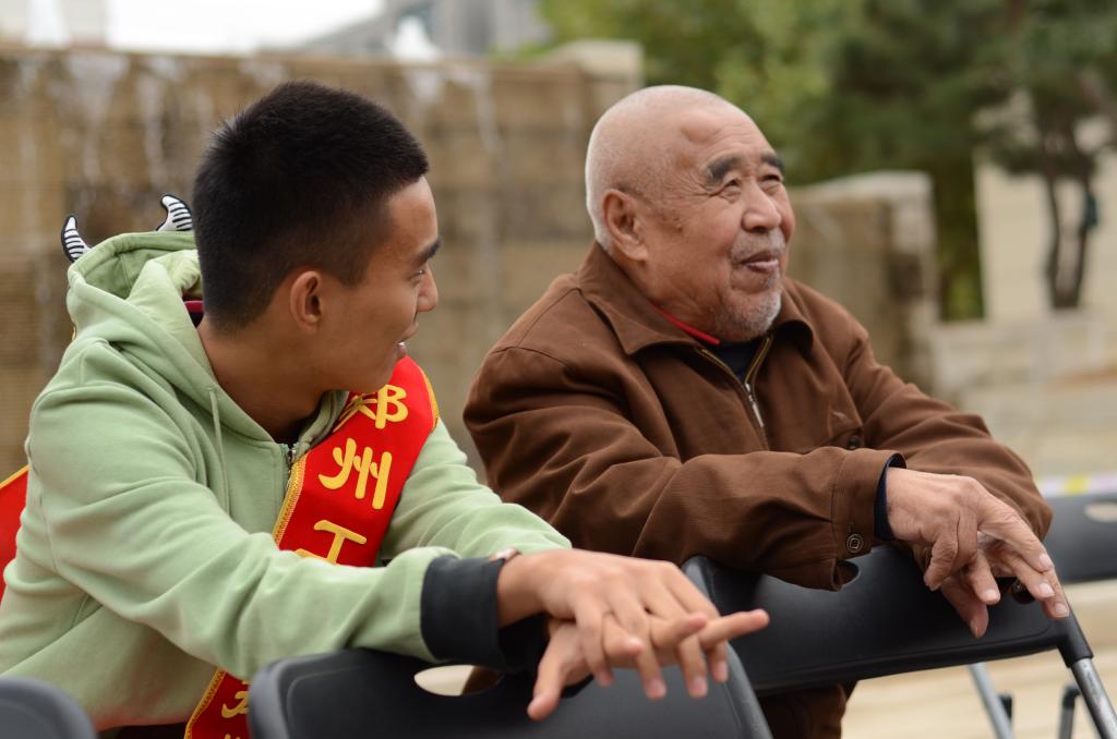 与老人聊天