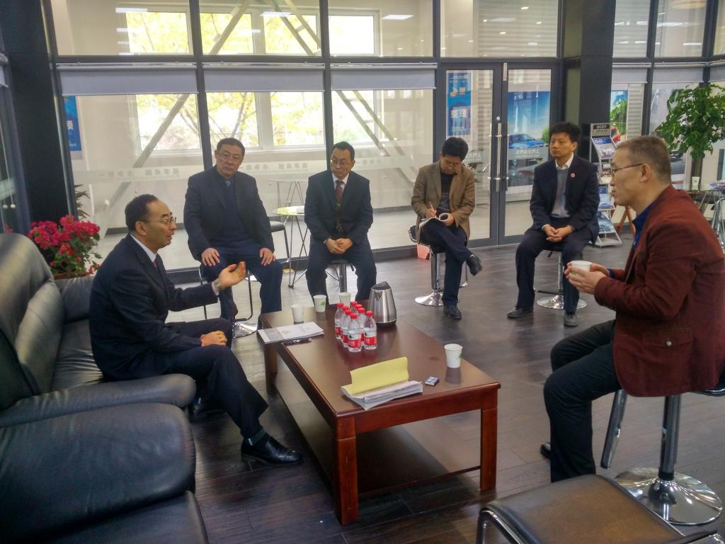 李强经理和周万春经理在汽车实训中心相互交流