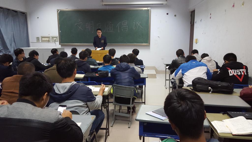 各班开展文明交通宣传主题班会