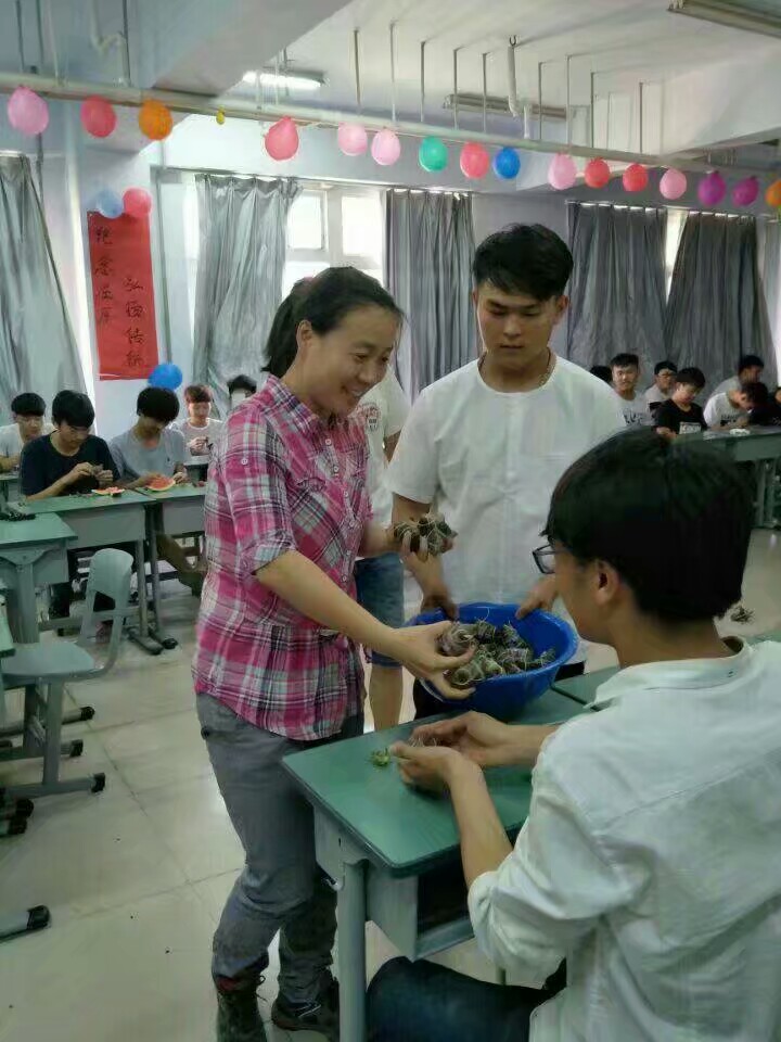 辅导员与同学们一起吃粽子,话端午