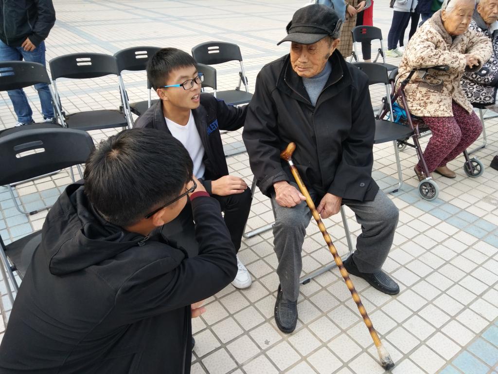 与老人聊天
