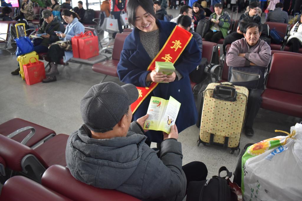 为候车厅旅客讲解防艾知识