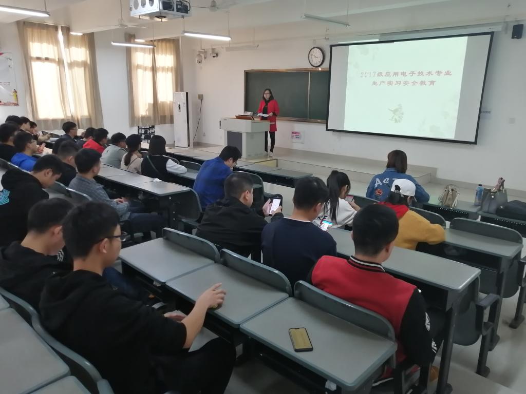 李红丽老师在给大家做实习安排和安全教育