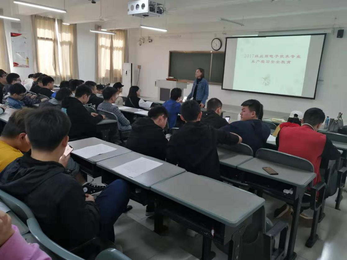 路银川老师在给大家做安全教育