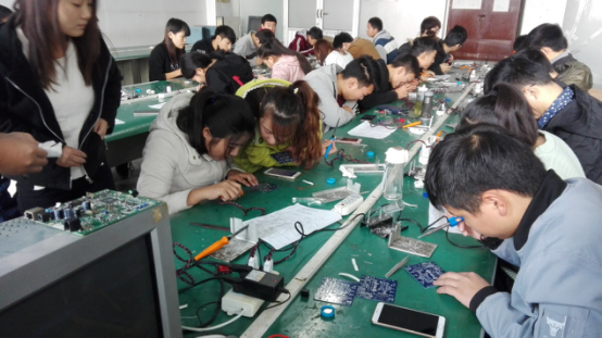 认真焊接制作无线路由器